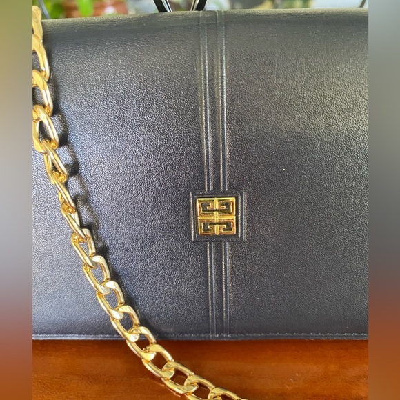 Givency Beautiful Leather Wallet with Box,Dustbag and paperwork - Picture 2 of 16